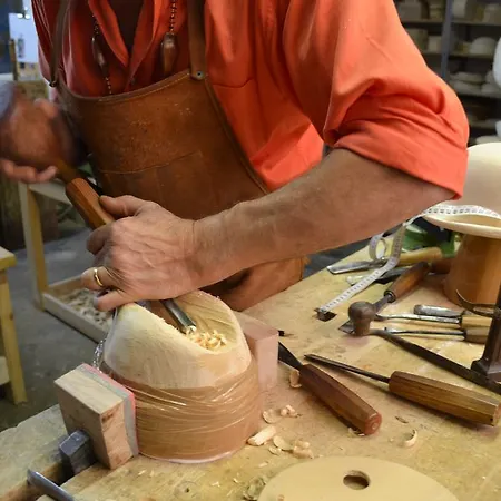 Les Ateliers D'art Modiste Et Formier Bed & Breakfast 4*