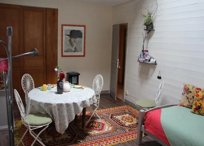 Les Ateliers D'art Modiste Et Formier B&B