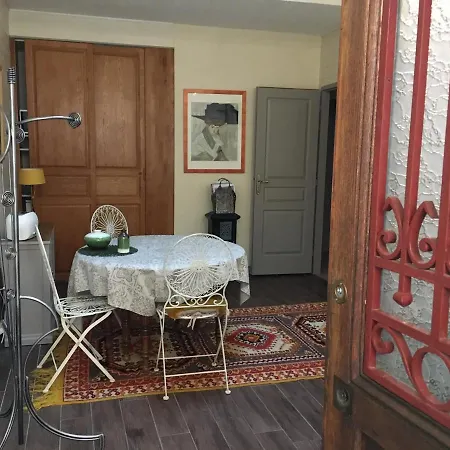 Les Ateliers D'art Modiste Et Formier 4*